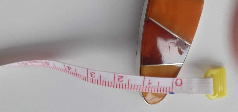 Янтарная брошь в металлическом корпусе - сакта