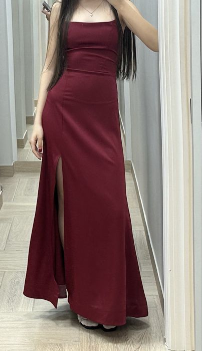 Бордовое платье с завязками на спине