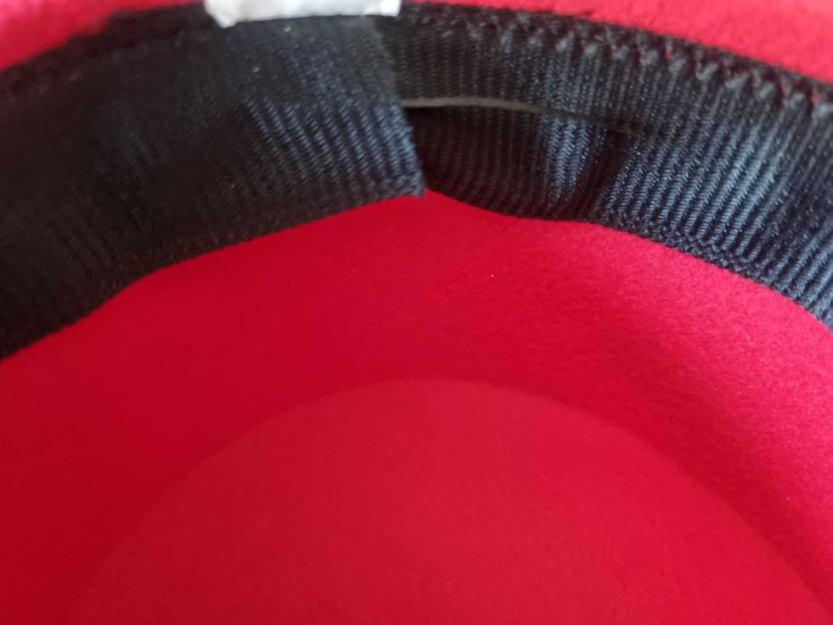 Стилни дамски шапки червена бежова и черна