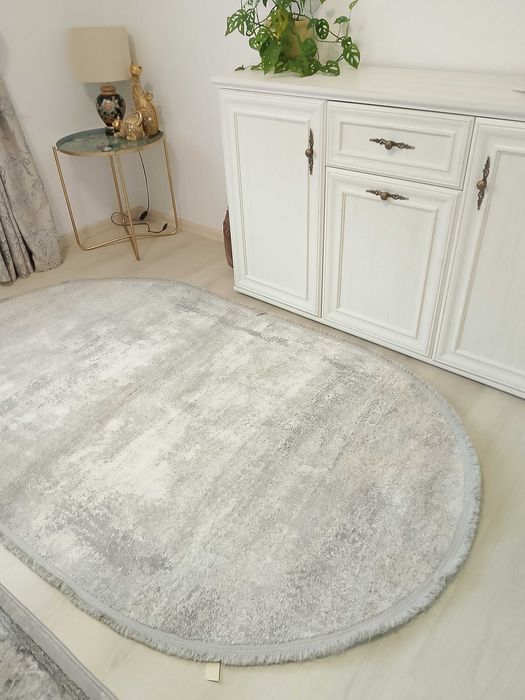 Продавам килим овален