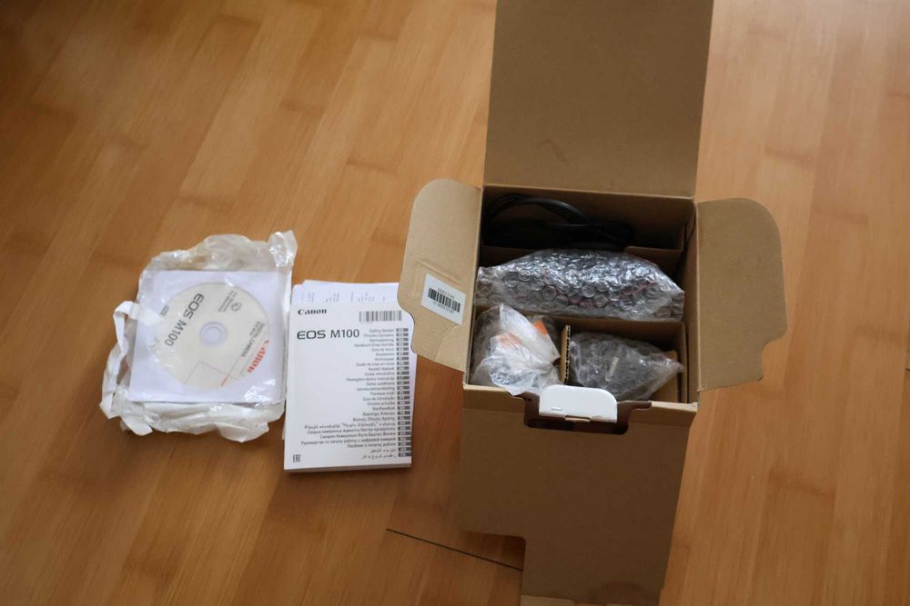Canon EOS M100 + Obiectiv 15-45mm - Set Complet, 10 Baterii Incluse