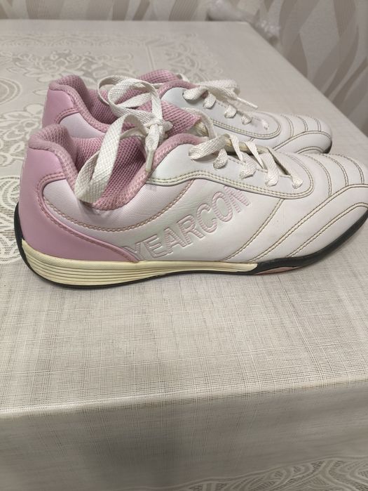 Продам кроссовки кожаные