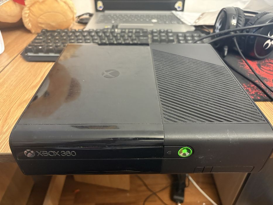 Vand xbox 360 E cu hard de 500GB in stare buna