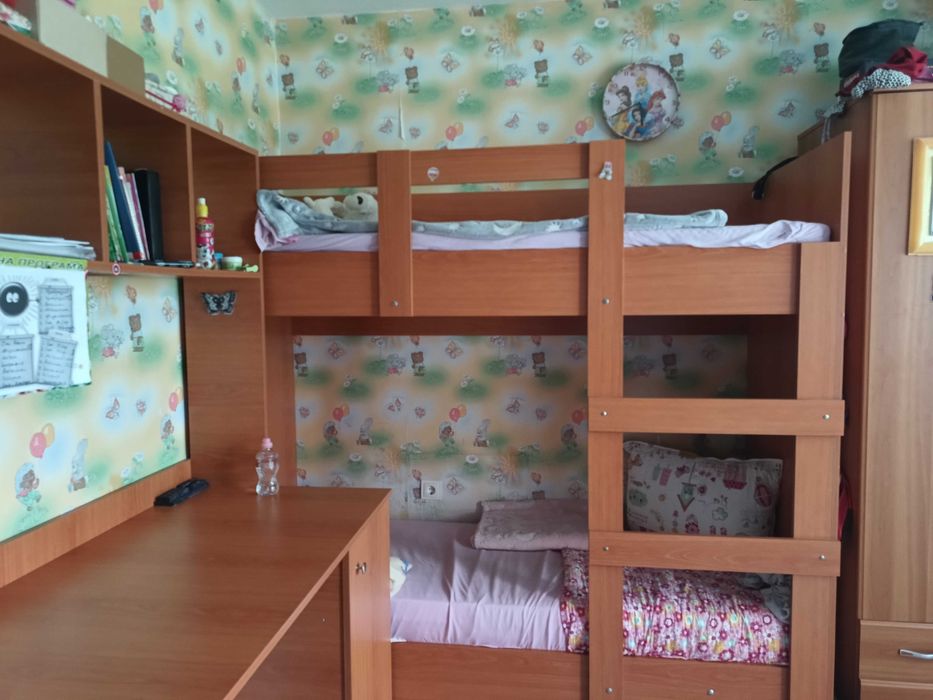 Двуетажно легло и бюро