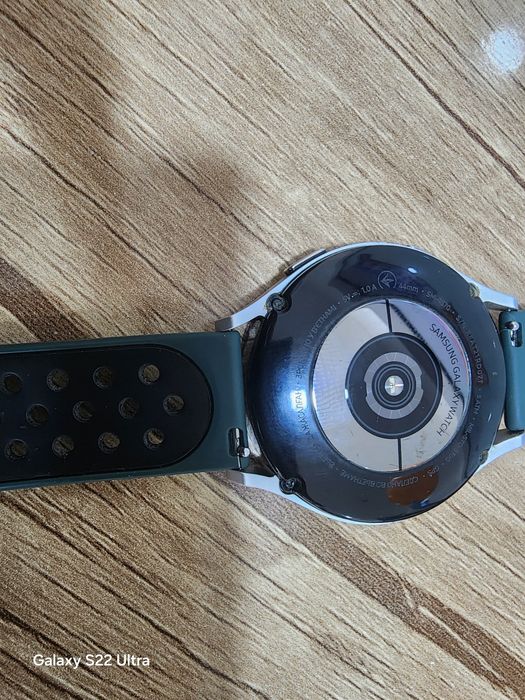 Samsung Galaxy Watch 4. 44mm
Состояние хорошее — есть небольшие ца