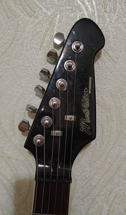 Электрогитара Behringer с комбоусилителем