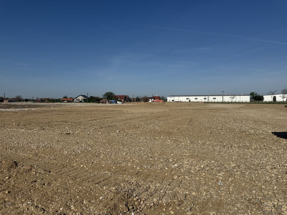 Inchiriez/ vand 10.000 mp de teren balastat .