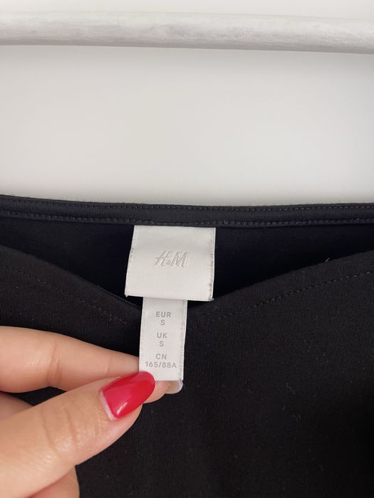Top negru HM umeri supradimensionati
