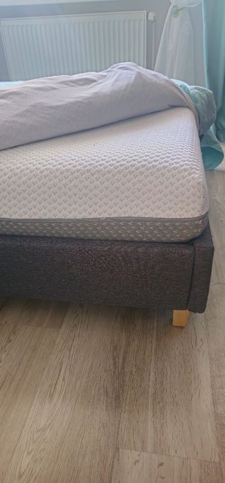 Vând pat in stare foarte bună