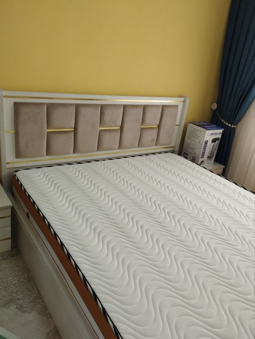 Урганч ш. марказида  2 этажида 4 хонали квартира жихози б/н сотилади