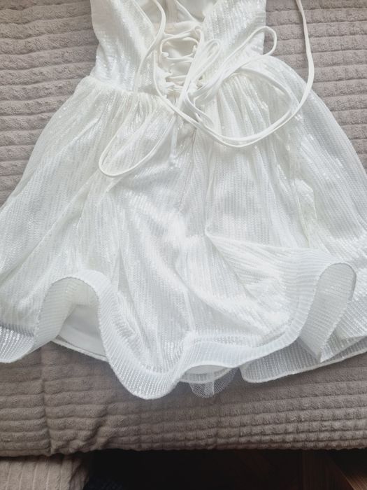 Бяла ефектна къса рокля