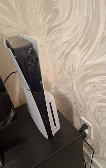 Продаю PS 5 Slim 1TB