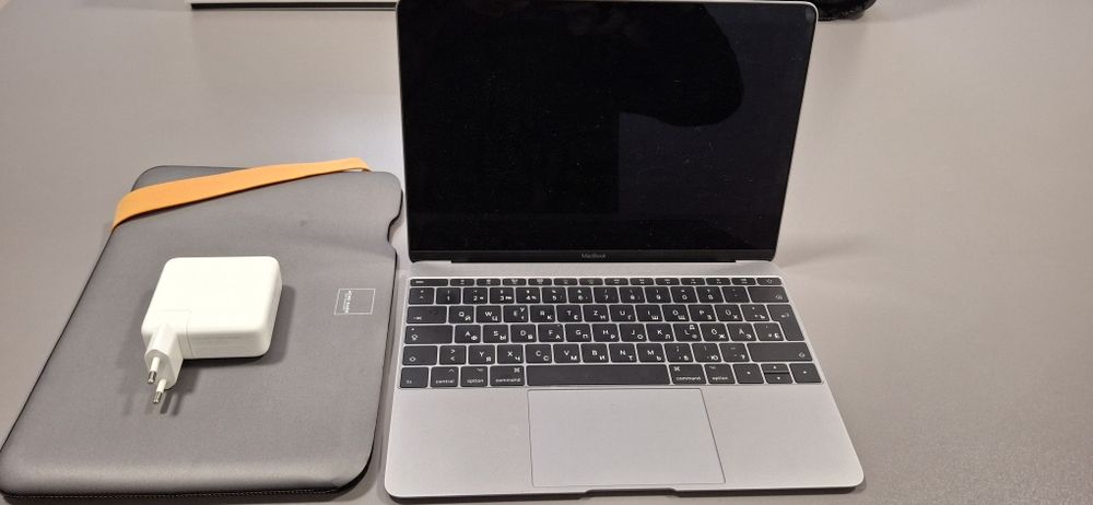 Macbook серебристый