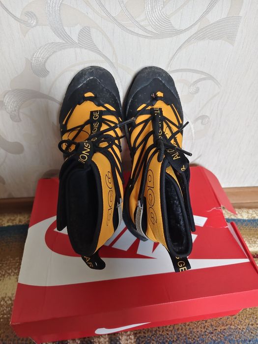 Продам зимние кроссовки 44-45р