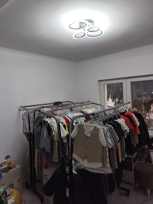 Vând mobilier pentru magazin de hăinuțe