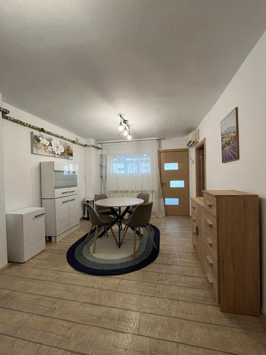 Ofer spre închiriere apartament de 2 camere în spatele Primăriei, în centrul Craiovei