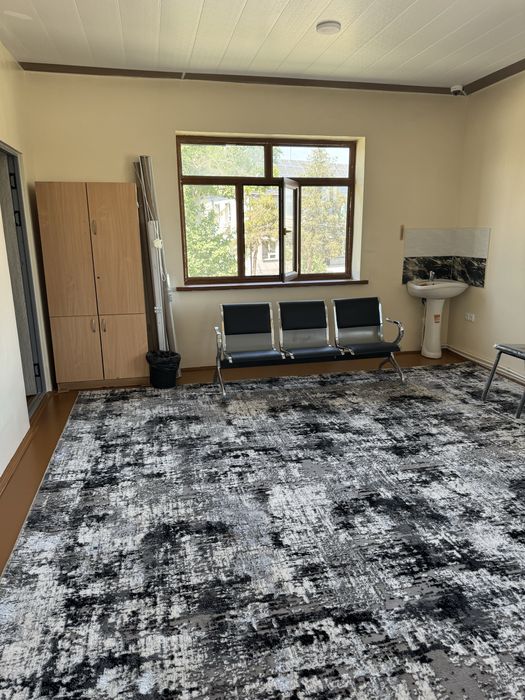 Нурафшон шахар марказида алохида турган бино