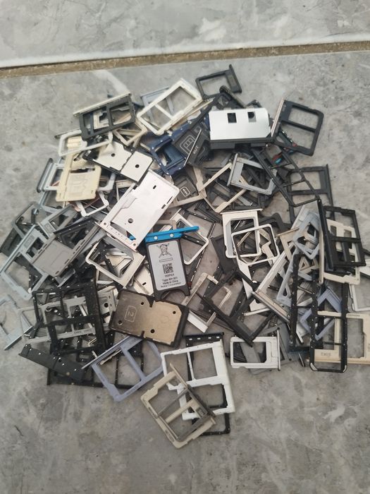Vind suporți cartele telefon diferite modele de telefon,sunt cam 100 de bucăți ,Samsung,iPhone,Huawei etc.