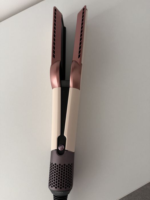 Aparat de îndreptat părul Dyson Airstrait™ în varianta Ceramic Pink/Rose Gold