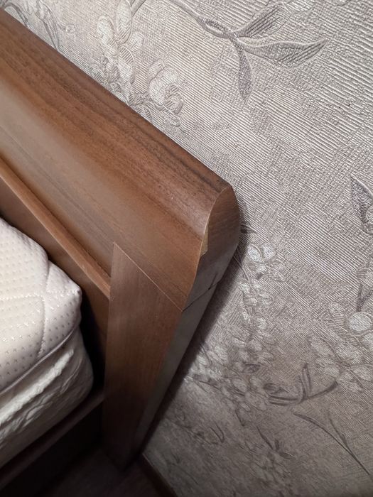 Двуспальная кровать с матрасом