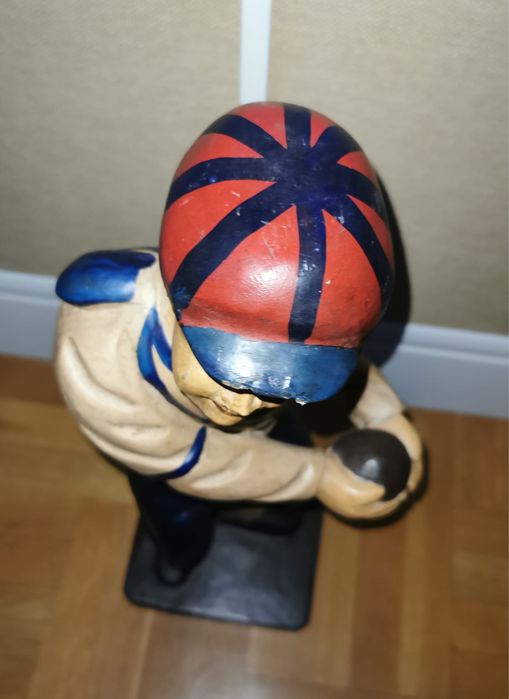Антикварна дървена фигура на играч с топка от 20 те г. на миналия век