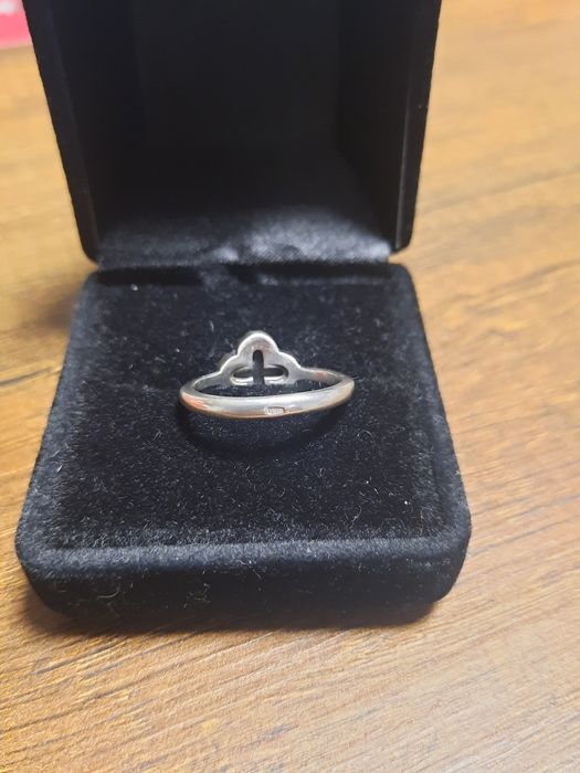 Сребърен пръстен с черен камък кръст