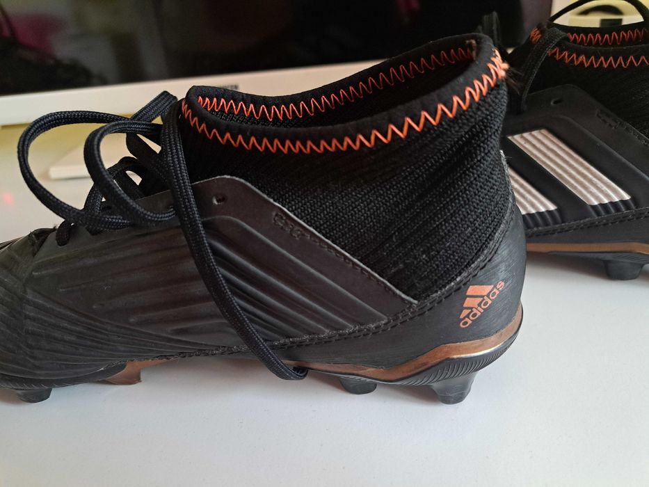 Бутонки за момче adidas (Predator)