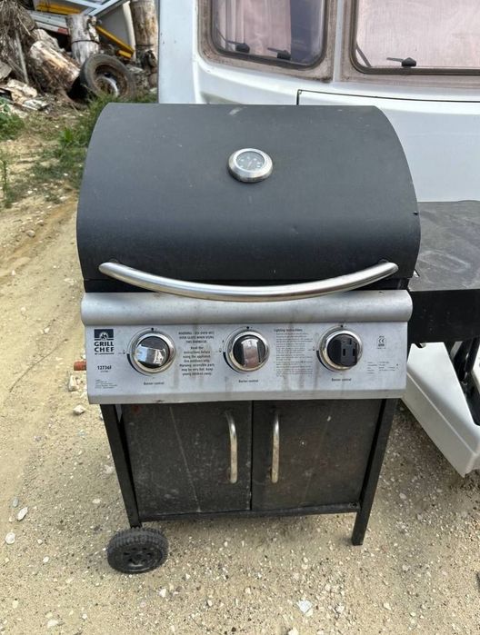 Инструмент за печене барбекю на газ  ползвано веднъж 3 горелки перфектно състояние