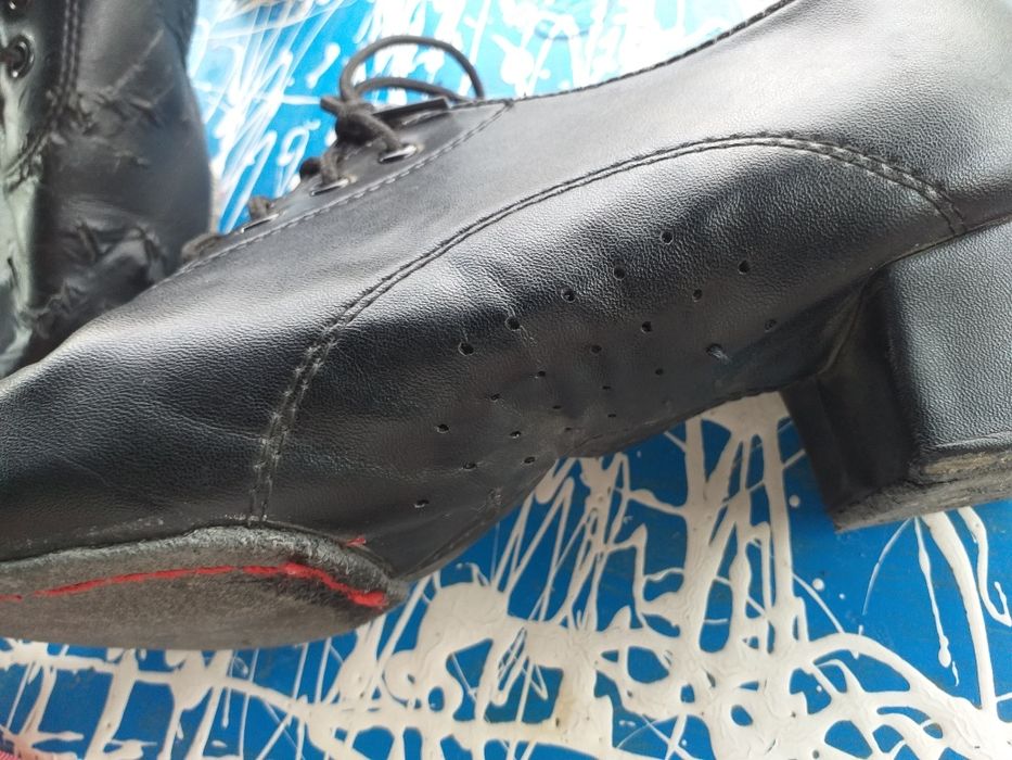 Различни обувки за спортни танци за момче