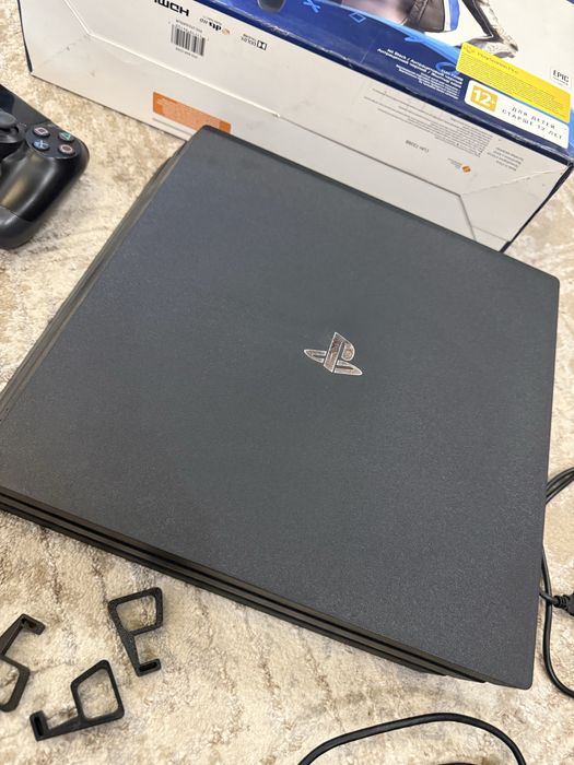 Продам PS4 pro в хорошем состоянии