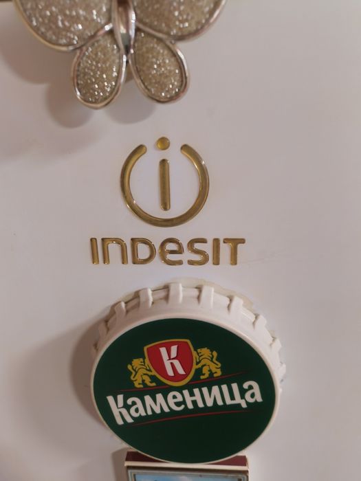 Продавам хладилник с фризерна част Indesit