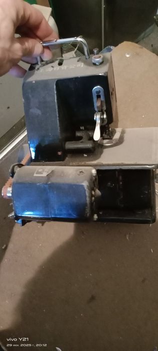 Продам оверлог трехголовочный