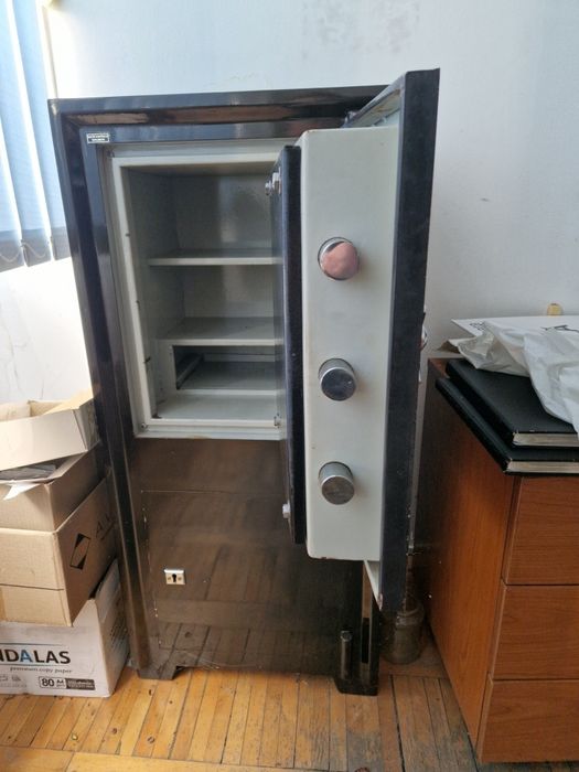 Vând seif cu doua usi