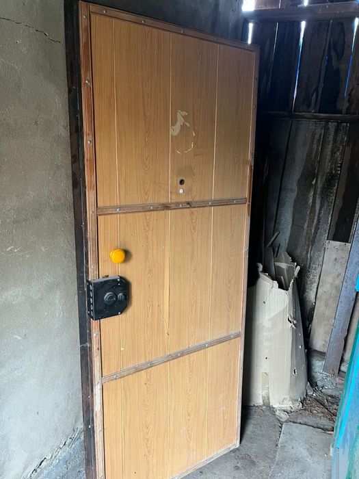 железная дверь.   .