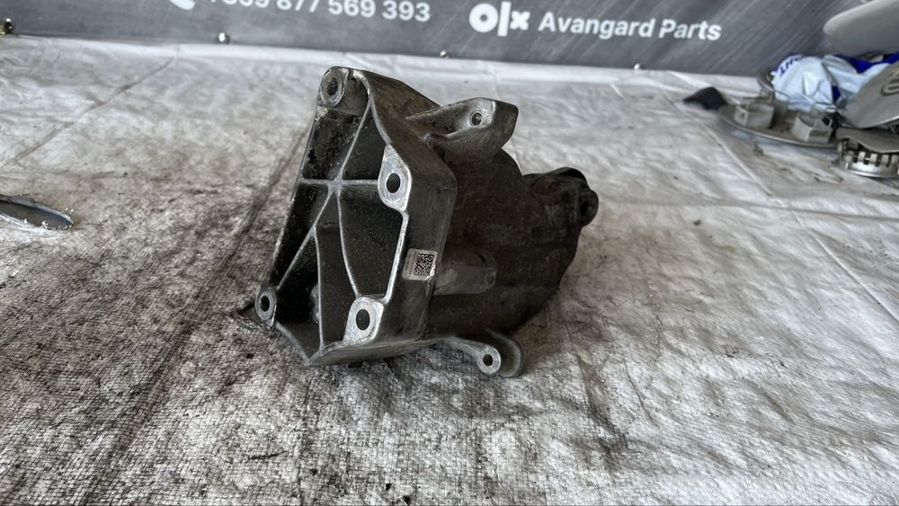 Mercedes C W204 лапа на двигател