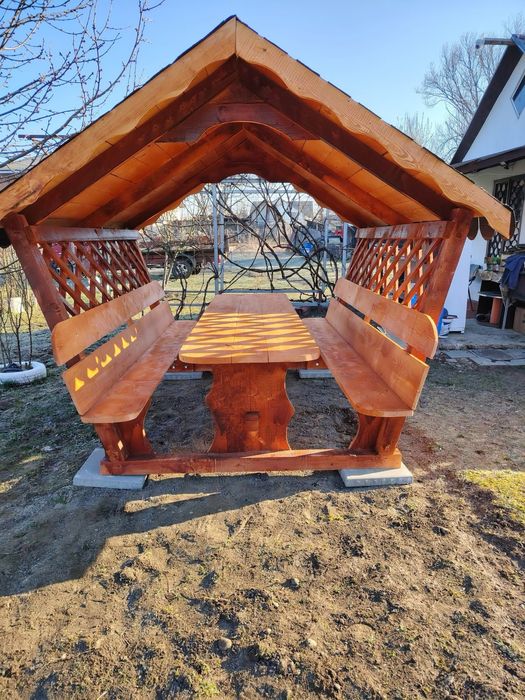 Vand foisoare de gradină lucrate foarte bine din lemn masiv pe comanda