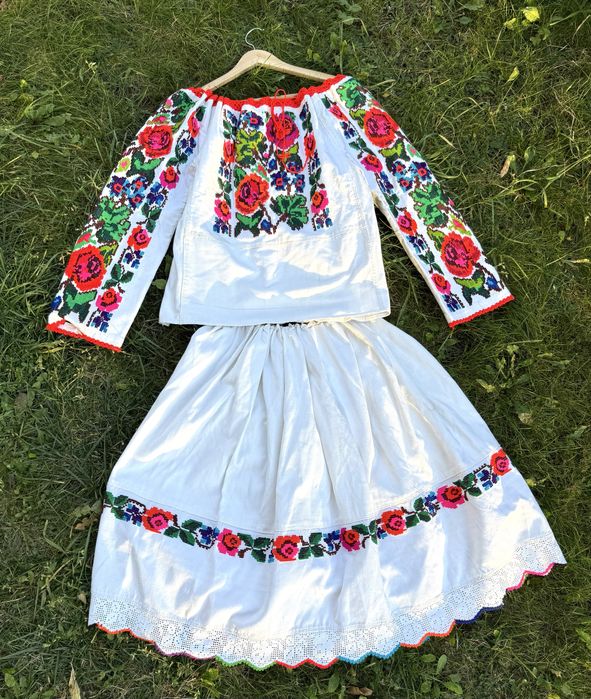 Vând costum popular