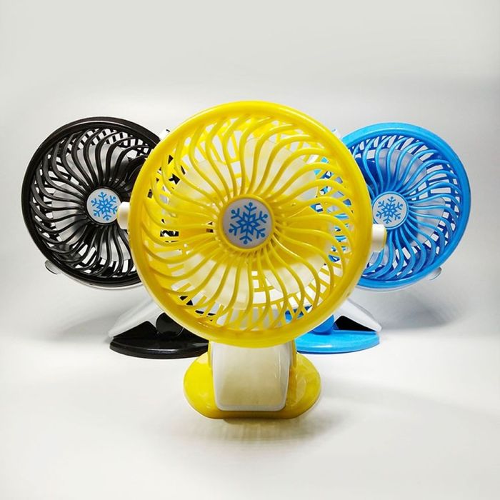Вентилатор с USB захранване и щипка за закачане на различни места