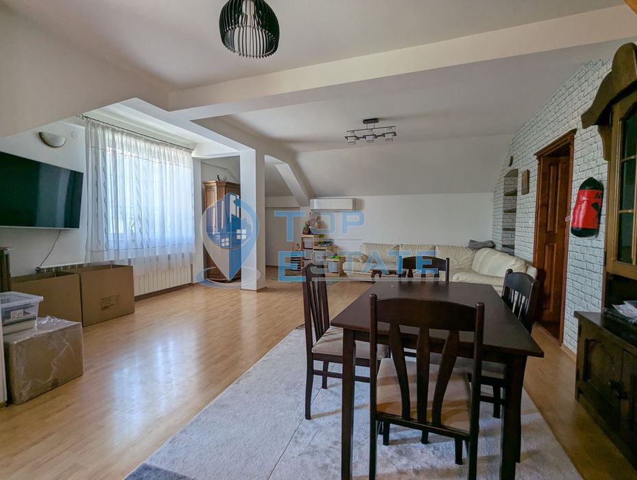 Масивна триетажна къща със сауна и басейн в близост до центъра на гра