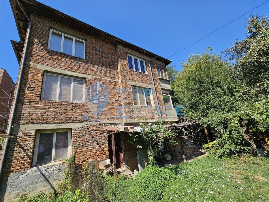 Тухлен етаж от къща с двор в град Елена