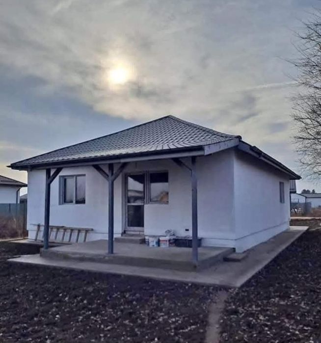 Vând casă din structură metalică și panouri sandwich