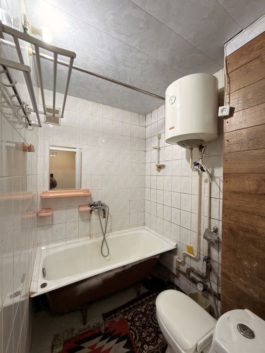 Продаётся уютная 2-комнатная квартира на 1 этаже.