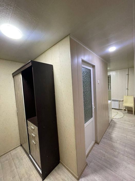 1 комнатная с мебелью и техникой влоль дороги (балкон 2х6)