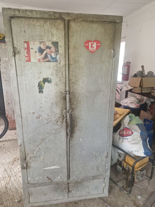 Vând doua dulapuri metalice
