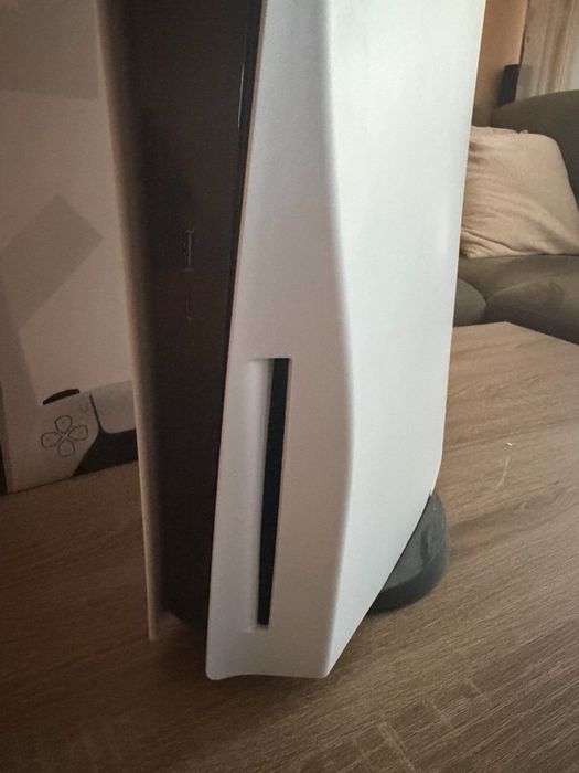 Продавам PS5 с два джойстика