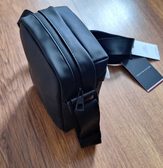 Нова оригинална чанта
Tommy Hilfiger