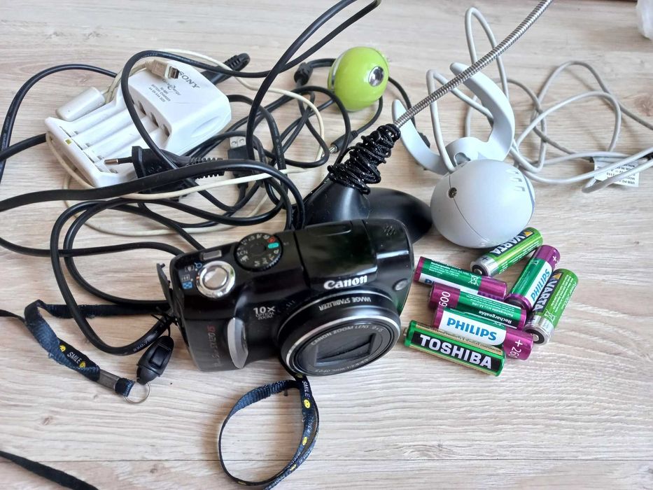 Комплект фотоапарат Канон +микрофони ,зарядно и камери -работещи