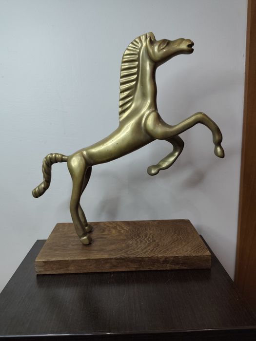 Изключително впечатляваща статуетка на кон . Месинг.