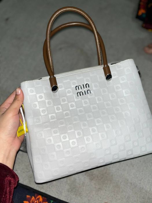 Chiroyli ayollar sumkasi