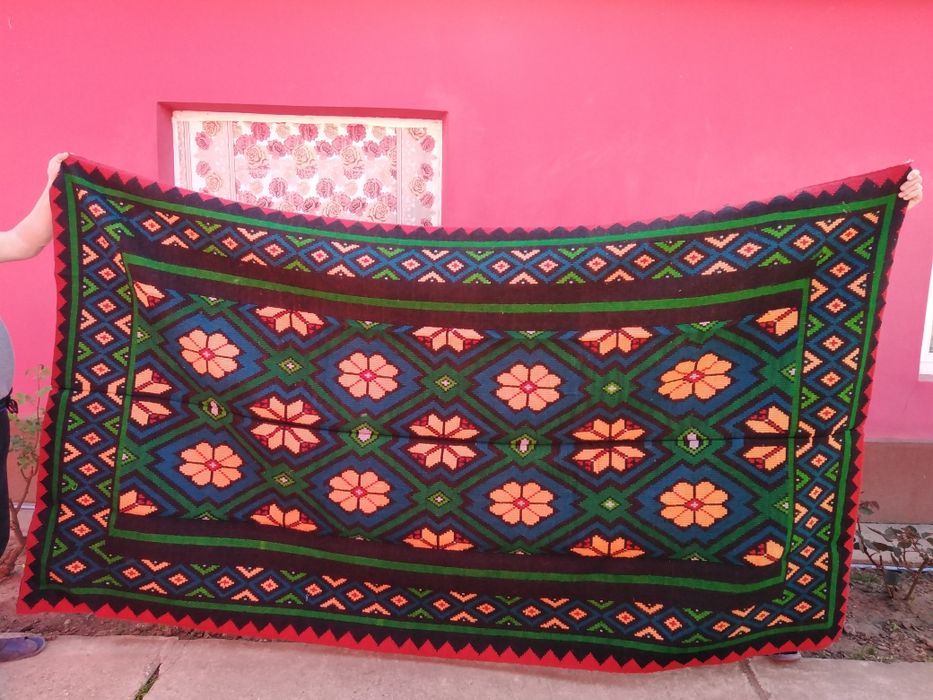 Covoare vechi prelucrate manual